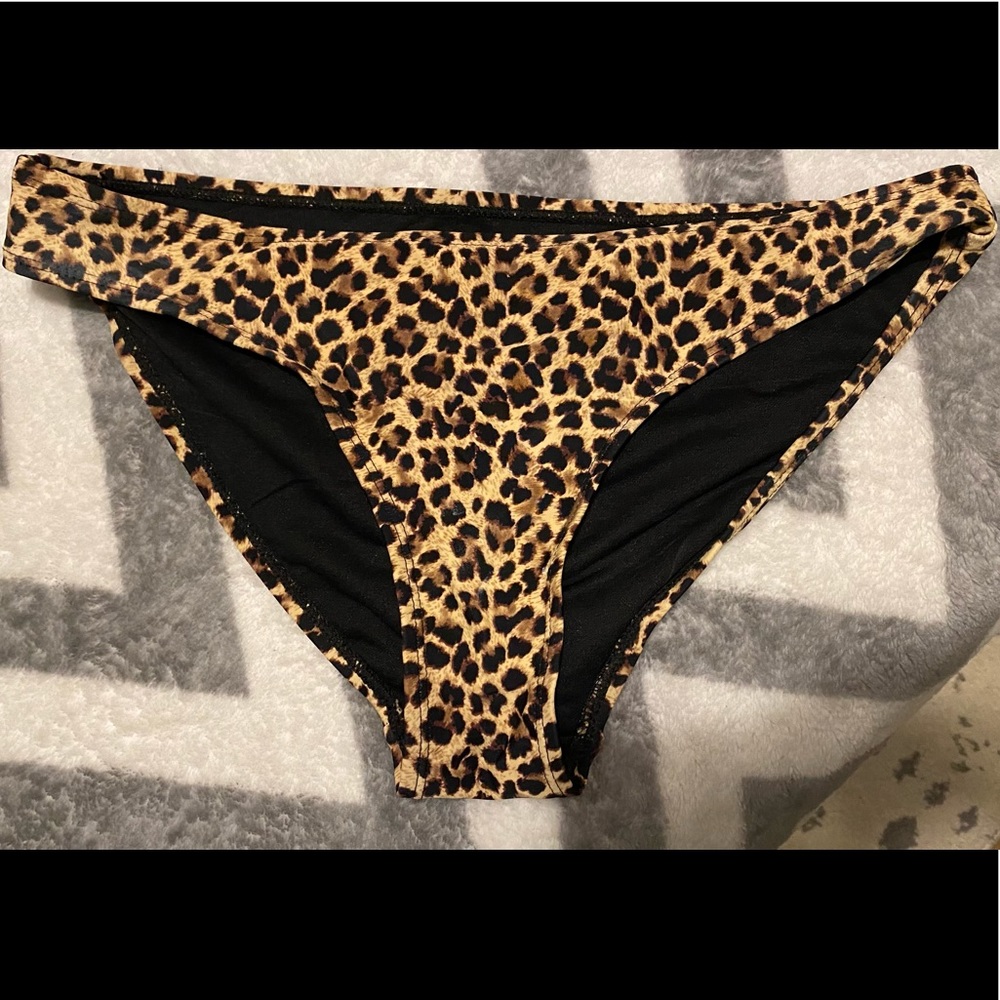 Mid rise leopard print bikini bottom size medium by Cabana del Sol.